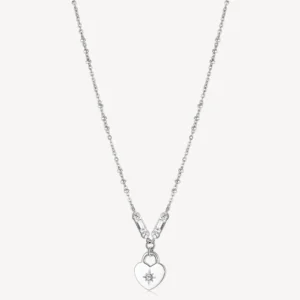 Esprimi il tuo stile romantico con la collana Brosway Lucky Charm, un gioiello in acciaio inossidabile lucido pensato per chi ama i dettagli simbolici