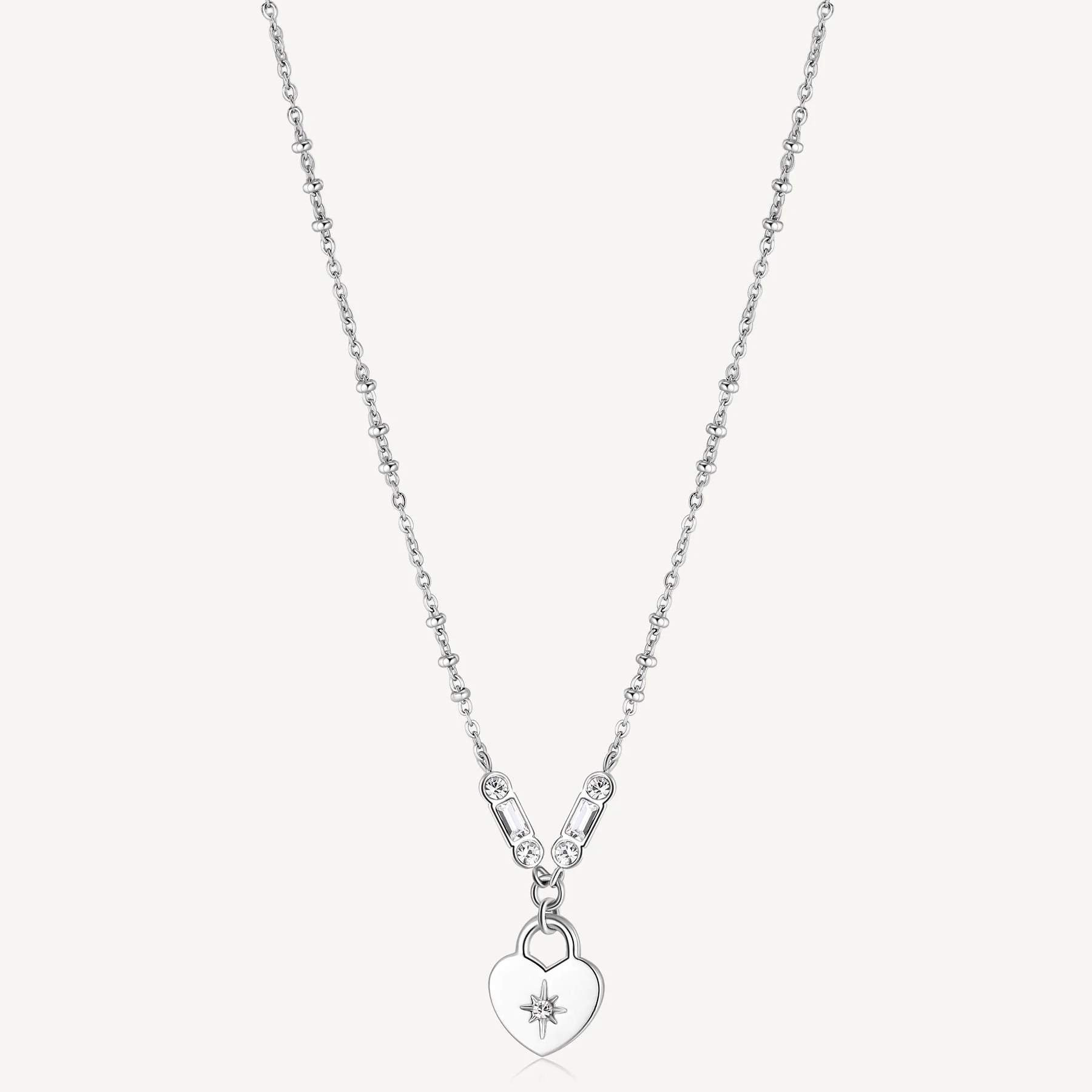 Esprimi il tuo stile romantico con la collana Brosway Lucky Charm, un gioiello in acciaio inossidabile lucido pensato per chi ama i dettagli simbolici