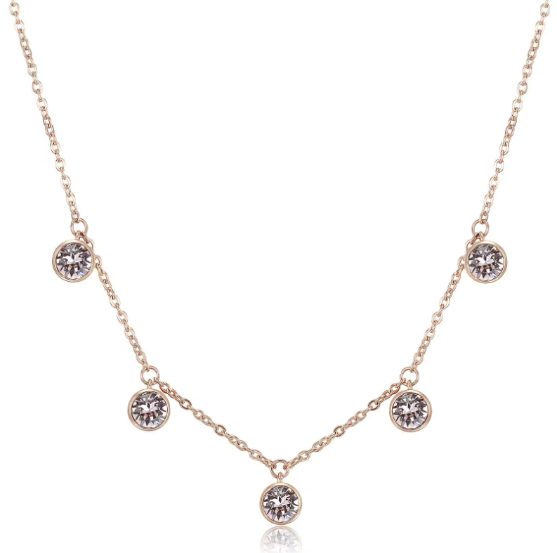 Una collana delicata e luminosa: Brosway BYM11 è l'accessorio perfetto per aggiungere un tocco romantico e sofisticato al tuo stile.