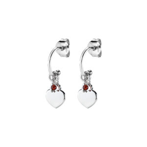 Orecchini Amen Amore in Argento 925 con cuore pendente e pietra rossa: un piccolo gioiello che racchiude tutto l’amore.