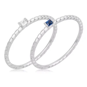 Set di 2 anelli Morellato in Argento 925 con motivo ritorto e pietre taglio quadrato bianca e blu. Eleganza vintage e stile moderno.