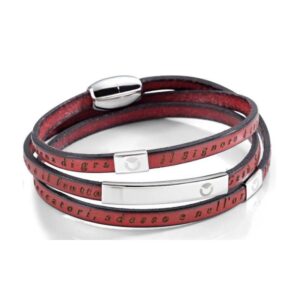 Bracciale triplo giro in pelle rossa con incisione "Ave Maria" e inserti in acciaio: un simbolo di fede, stile e protezione.