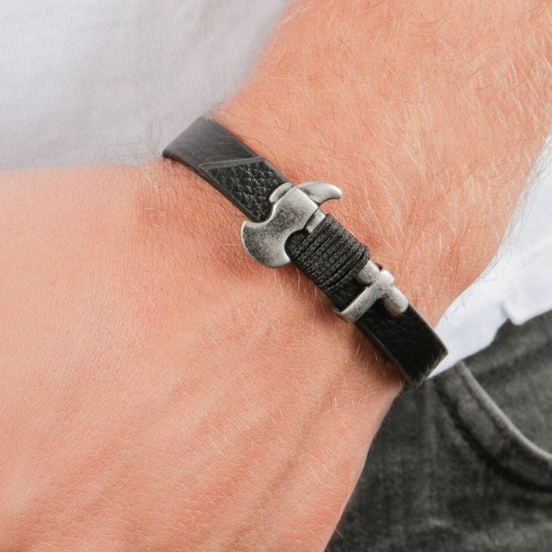 Bracciale da uomo Sector in pelle nera con chiusura a forma di ancora in metallo brunito. Stile marinaro e dettagli vintage.