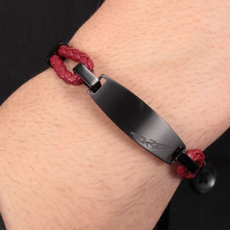 Bracciale Sector da uomo in pelle rossa intrecciata e piastra in acciaio nero con aquila incisa, chiusura regolabile.