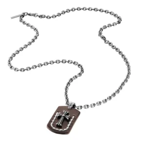 Collana Police da uomo con pendente dog tag e croce in rilievo, stile grintoso e simbolico. In acciaio e finitura effetto cuoio.