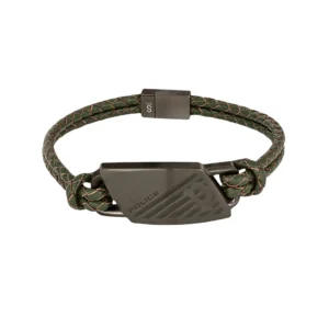 Bracciale uomo Police in pelle verde intrecciata con placca in acciaio gunmetal e logo inciso. Chiusura magnetica e stile moderno dal carattere deciso.