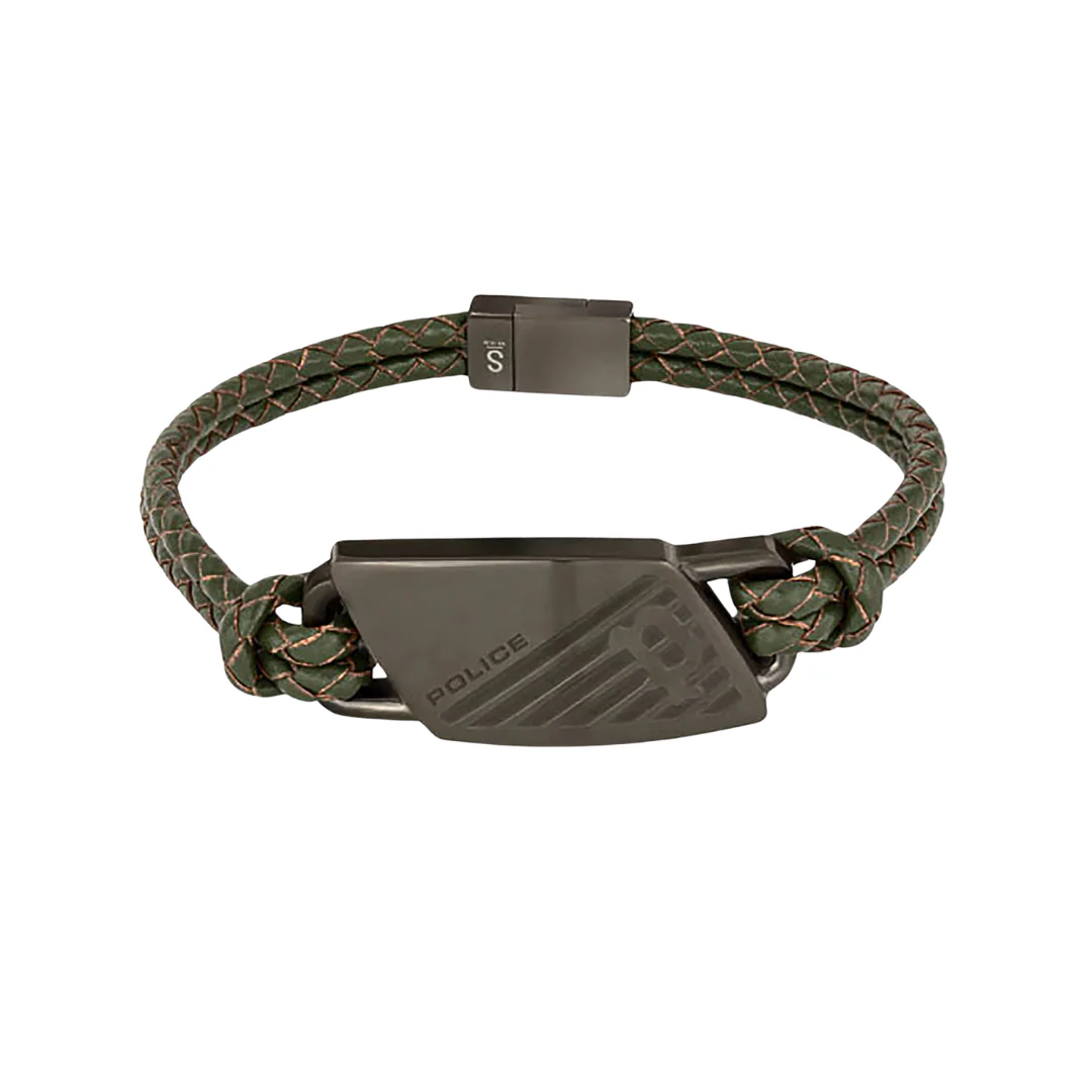 Bracciale uomo Police in pelle verde intrecciata con placca in acciaio gunmetal e logo inciso. Chiusura magnetica e stile moderno dal carattere deciso.