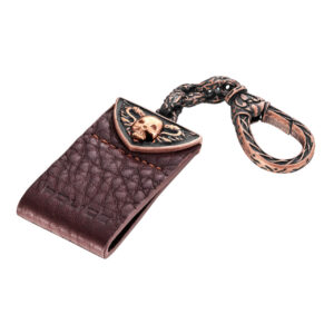 Accessorio dallo stile deciso con dettagli in pelle marrone e metallo brunito. Caratterizzato da un teschio alato e un moschettone decorato, è perfetto per chi ama un look urban e grintoso.