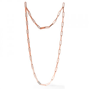 Lasciati conquistare dal design essenziale e sofisticato di questa collana Unoaerre in bronzo rosato con finitura lucida. Le maglie rettangolari allungate, dallo stile moderno e geometrico, donano al gioiello un’eleganza senza tempo, perfetta per accompagnare qualsiasi look. Un accessorio di tendenza che unisce leggerezza e personalità, ideale per essere indossato da solo o abbinato ad altri bijoux per un effetto layering. Il colore rosato aggiunge un tocco caldo e raffinato, perfetto per chi ama distinguersi con classe. Caratteristiche tecniche: Marca: Unoaerre Modello: 000EXH5184000-1974 Materiale: Bronzo con finitura rosata lucida Tipo catena: Maglie rettangolari allungate Lunghezza: 80 cm Chiusura: Moschettone Colore: Oro rosa Origine: Made in Italy