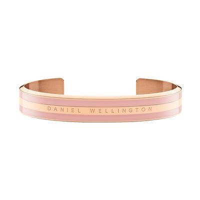 Bracciale rigido Daniel Wellington in acciaio placcato oro rosa con elegante fascia rosa pastello e logo inciso.