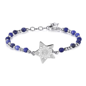 Bracciale in acciaio e pietre blu con stella centrale incisa. Un gioiello che illumina il tuo cammino con eleganza e significato.