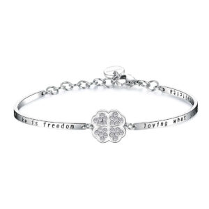 Bracciale in acciaio con quadrifoglio scintillante e frasi ispirazionali. Il portafortuna perfetto per chi crede nella forza della positività.
