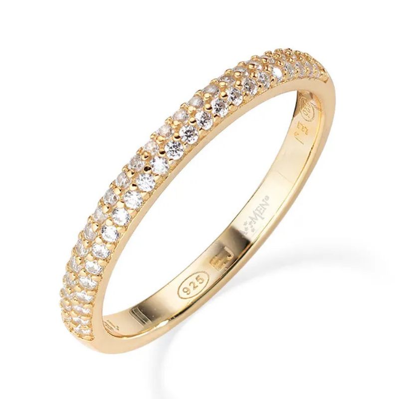 Un classico intramontabile rivisitato con eleganza: l’anello Amen RPAGB in argento dorato conquista con la sua luce raffinata e zirconi bianchi.