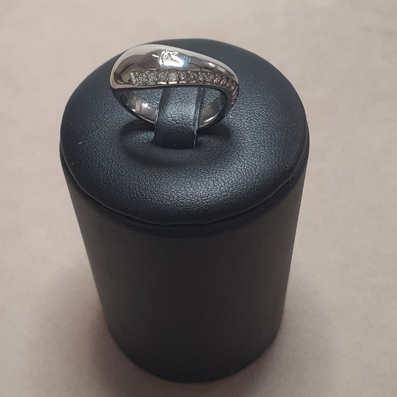 Anello Thierry Mugler con zirconi bianchi e stella (mod. 7630010228724)