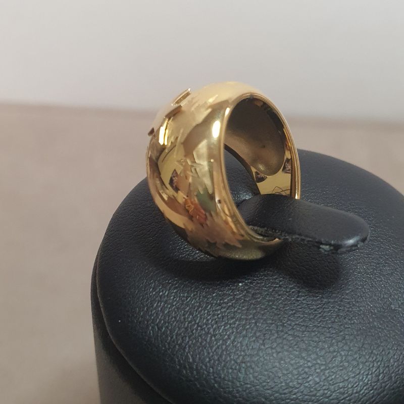 Anello Thierry Mugler dorato con incisioni a stelle (mod. 7630010241914) - immagine 2